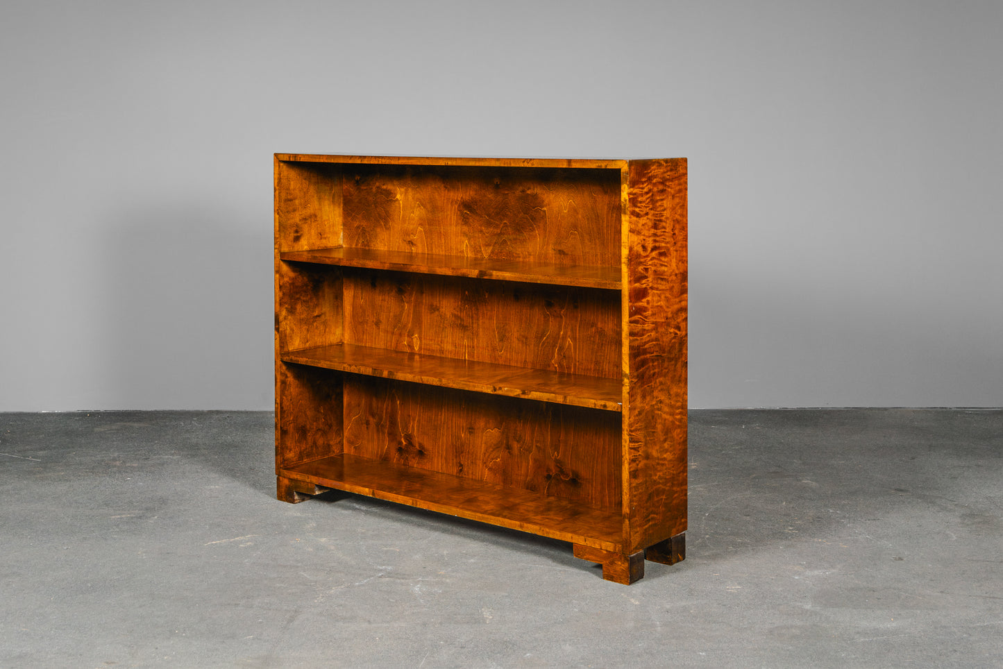 Schlichtes Art Déco Bücherregal