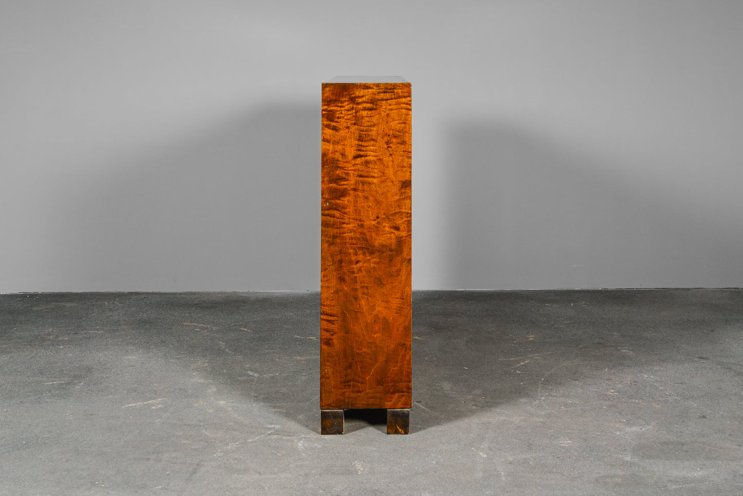 Schlichtes Art Déco Bücherregal