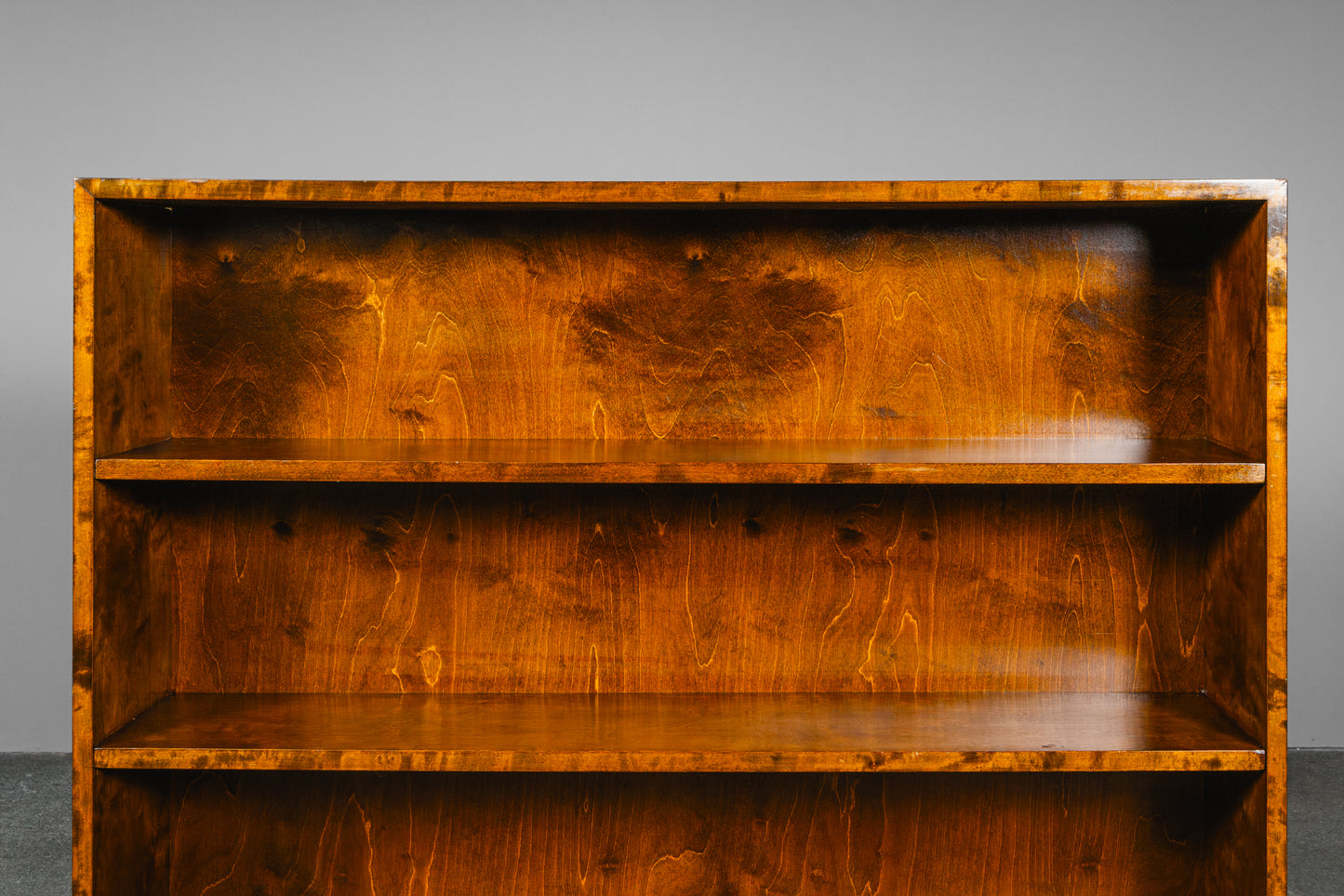 Schlichtes Art Déco Bücherregal