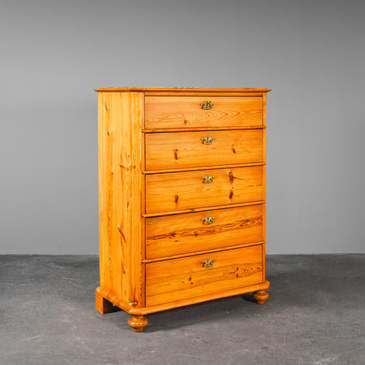 Praktische Kommode im Biedermeier Stil