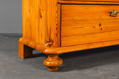 Praktische Kommode im Biedermeier Stil