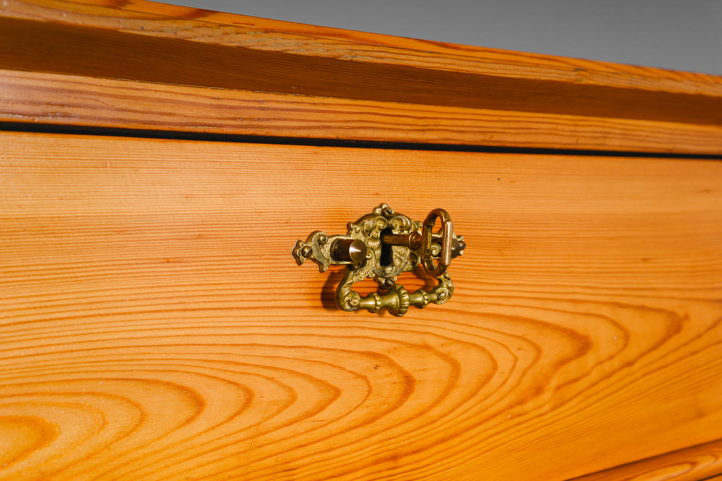 Praktische Kommode im Biedermeier Stil