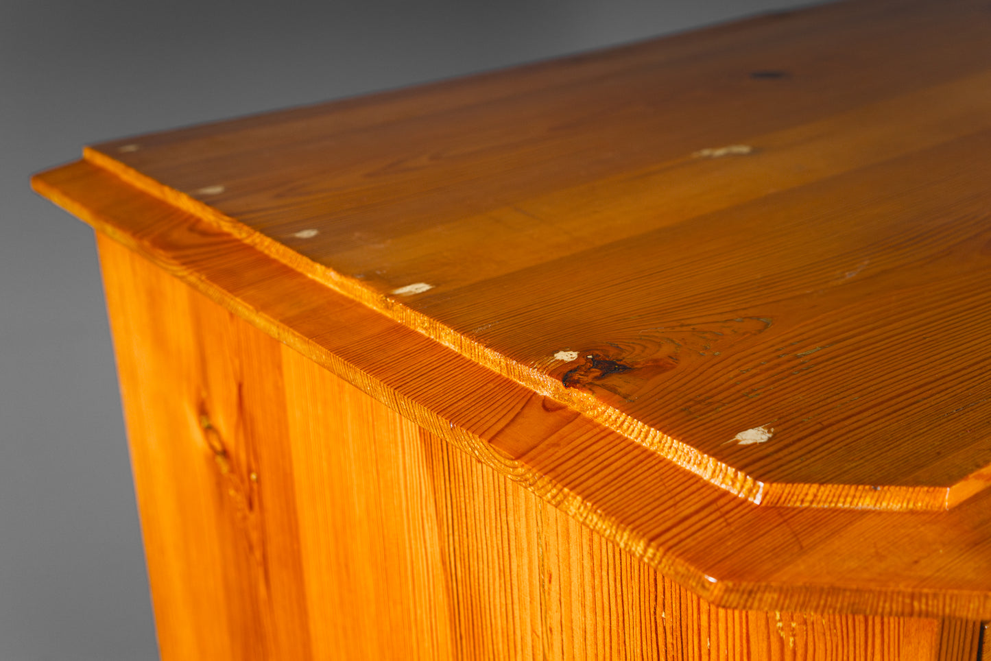 Praktische Kommode im Biedermeier Stil