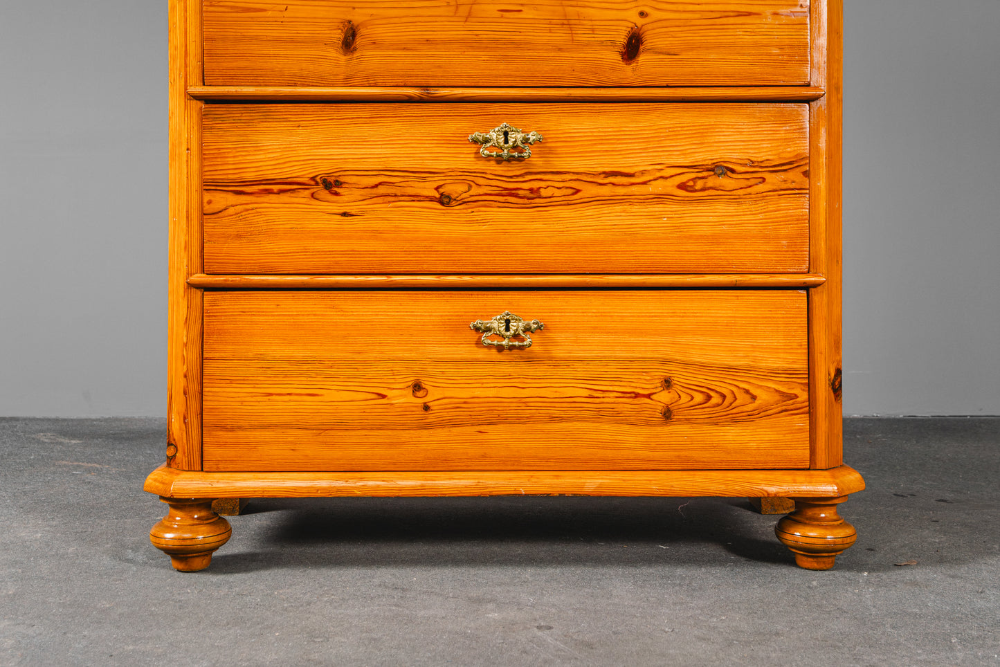 Praktische Kommode im Biedermeier Stil