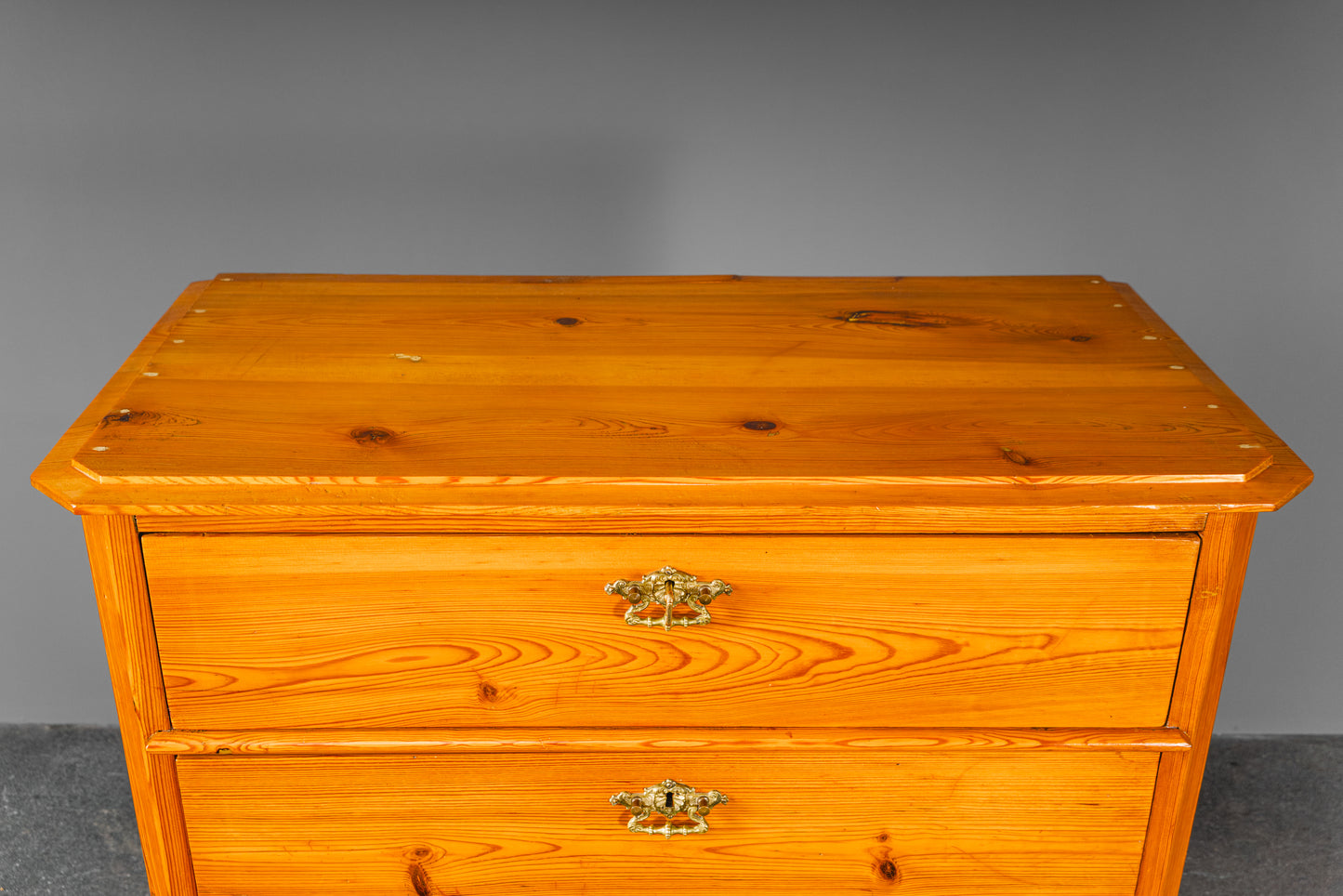 Praktische Kommode im Biedermeier Stil