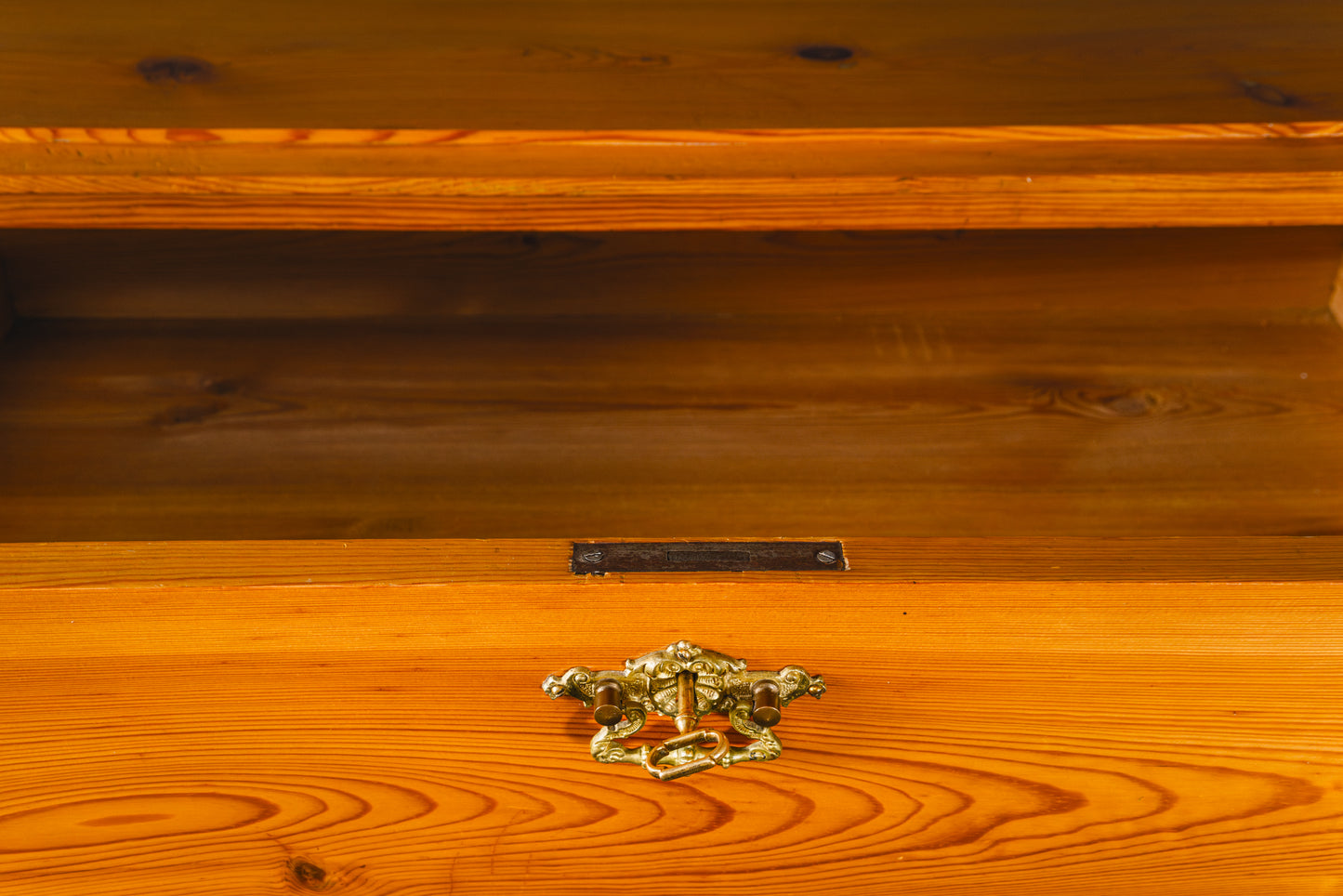 Praktische Kommode im Biedermeier Stil