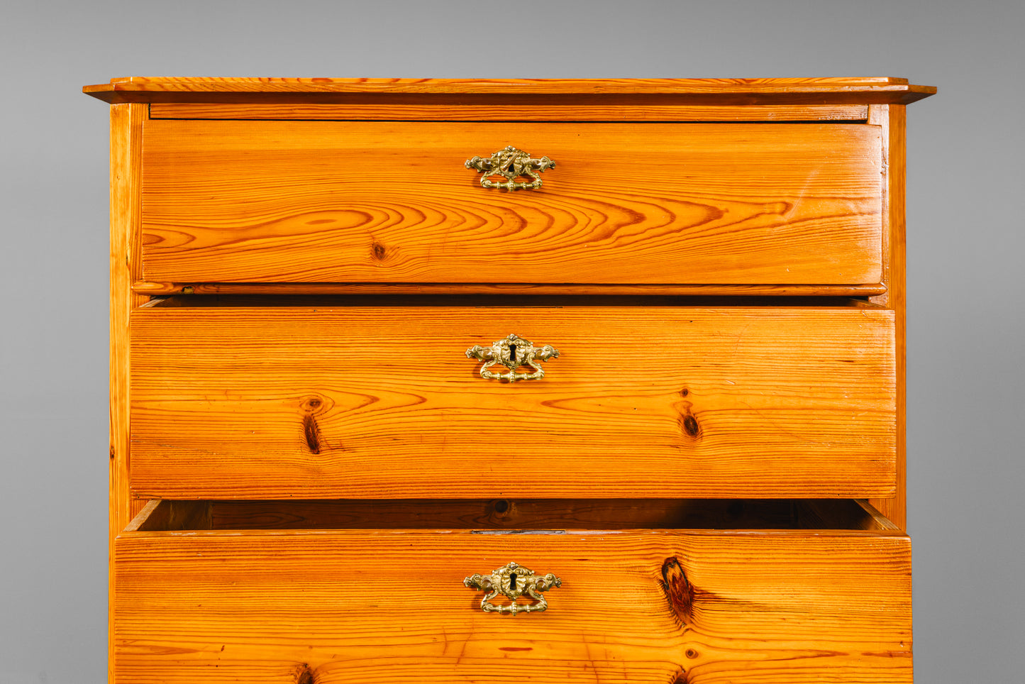 Praktische Kommode im Biedermeier Stil