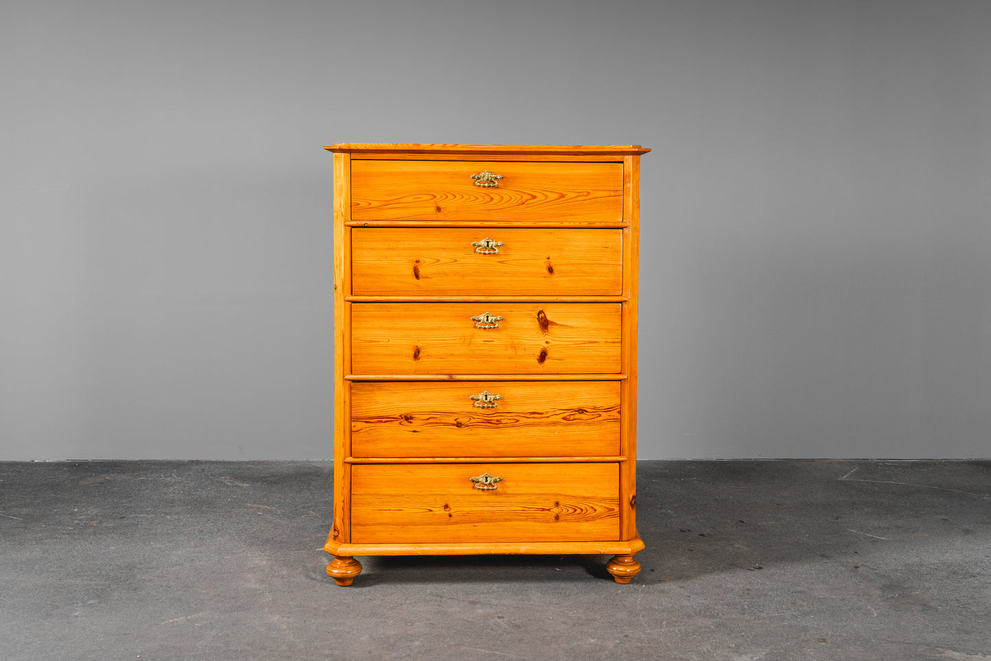 Praktische Kommode im Biedermeier Stil