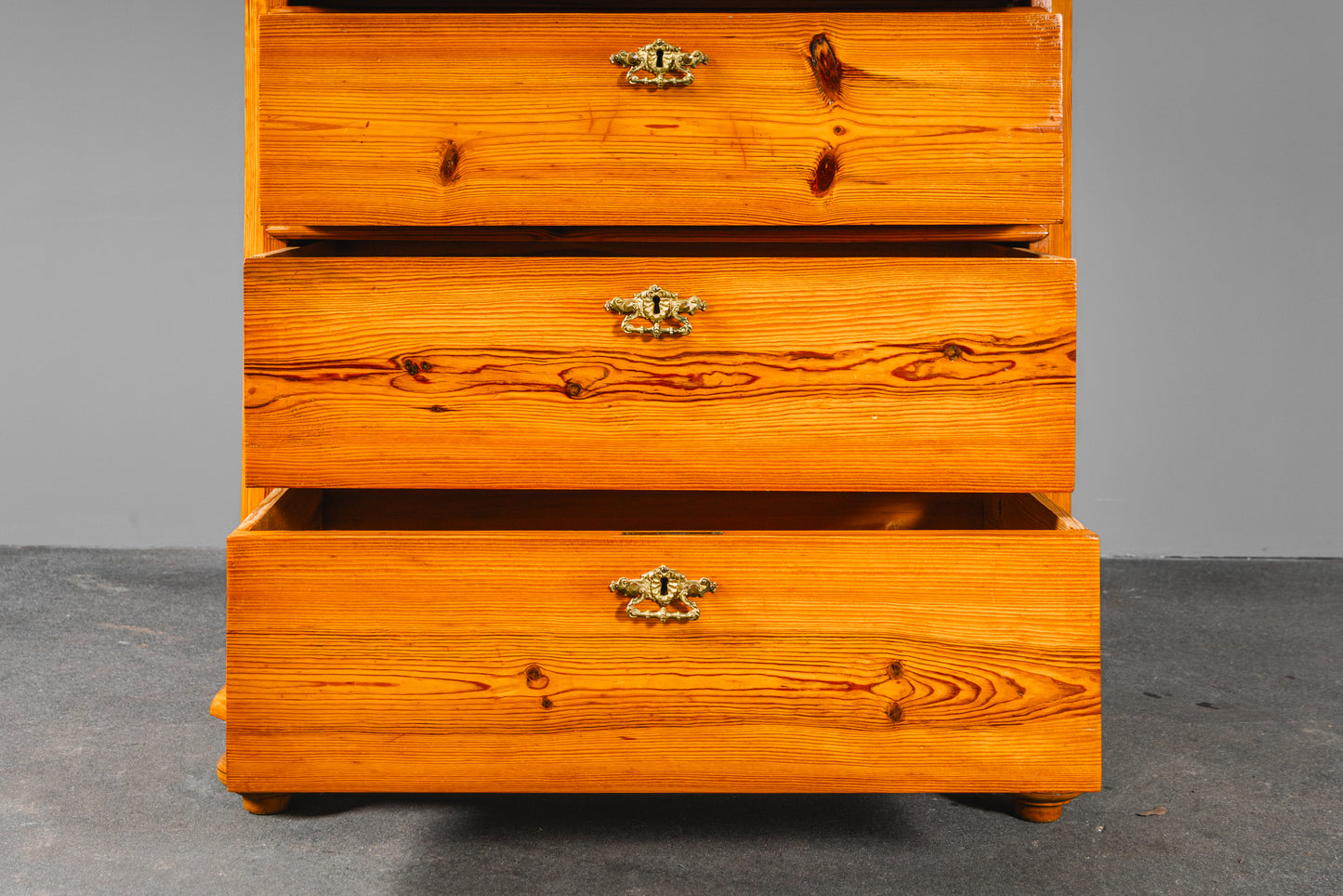 Praktische Kommode im Biedermeier Stil