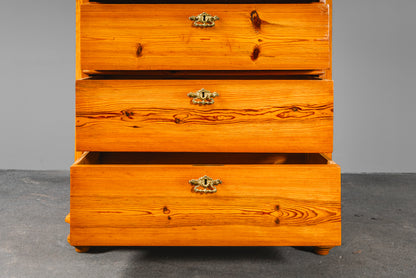 Praktische Kommode im Biedermeier Stil