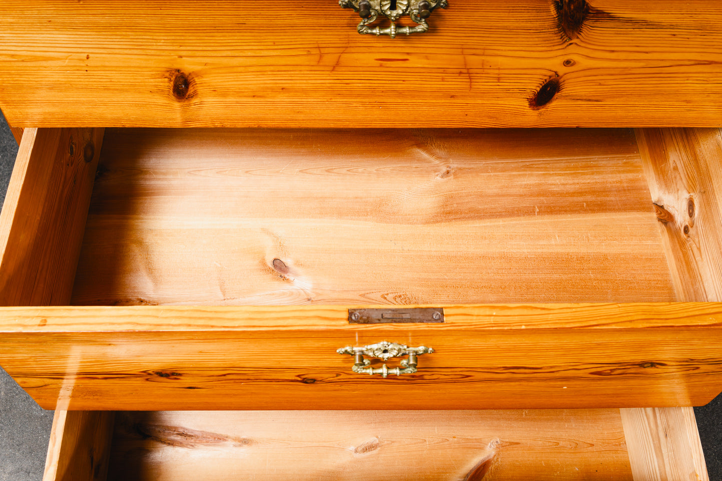 Praktische Kommode im Biedermeier Stil