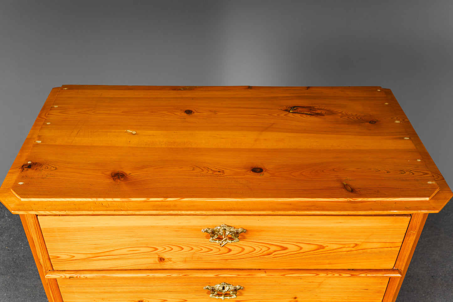 Praktische Kommode im Biedermeier Stil