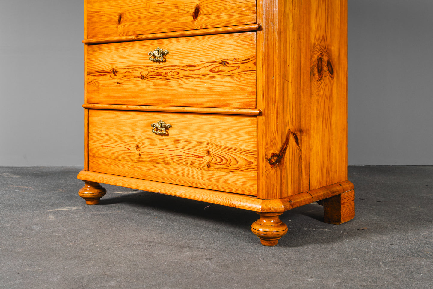 Praktische Kommode im Biedermeier Stil