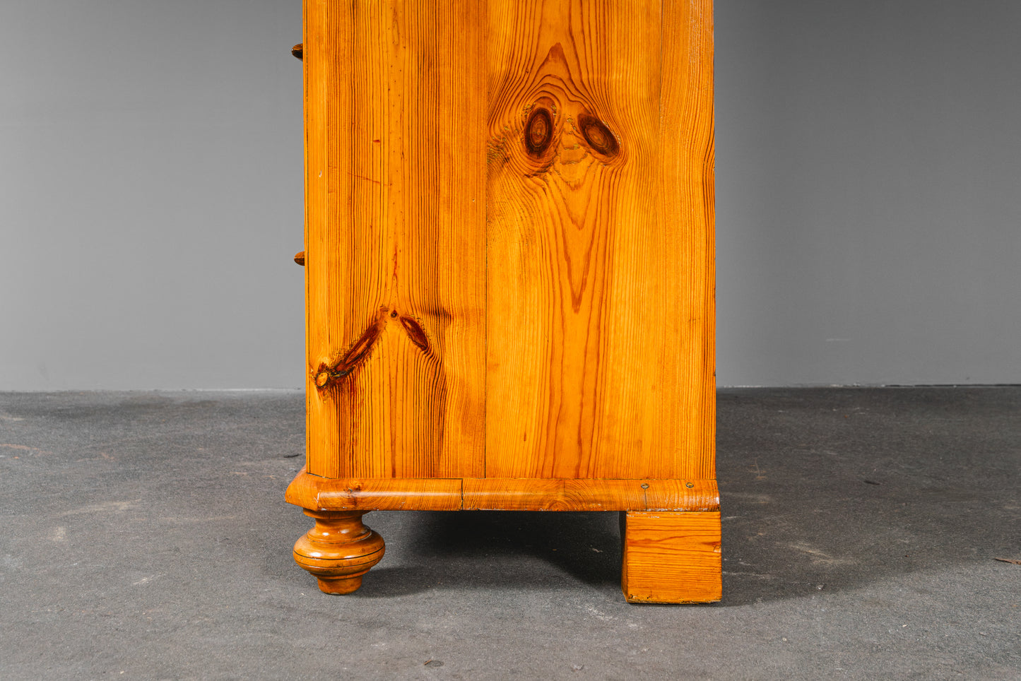 Praktische Kommode im Biedermeier Stil