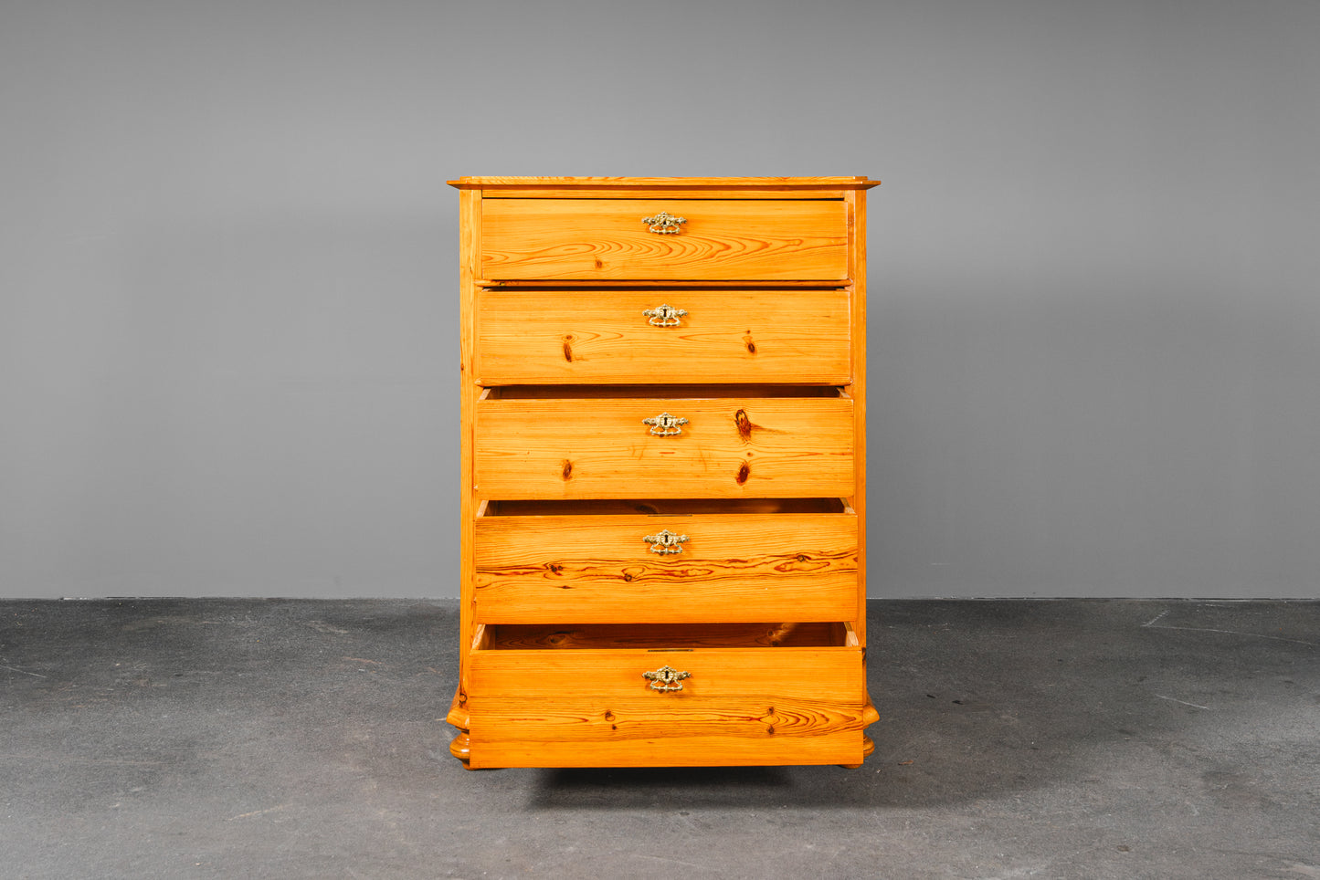 Praktische Kommode im Biedermeier Stil