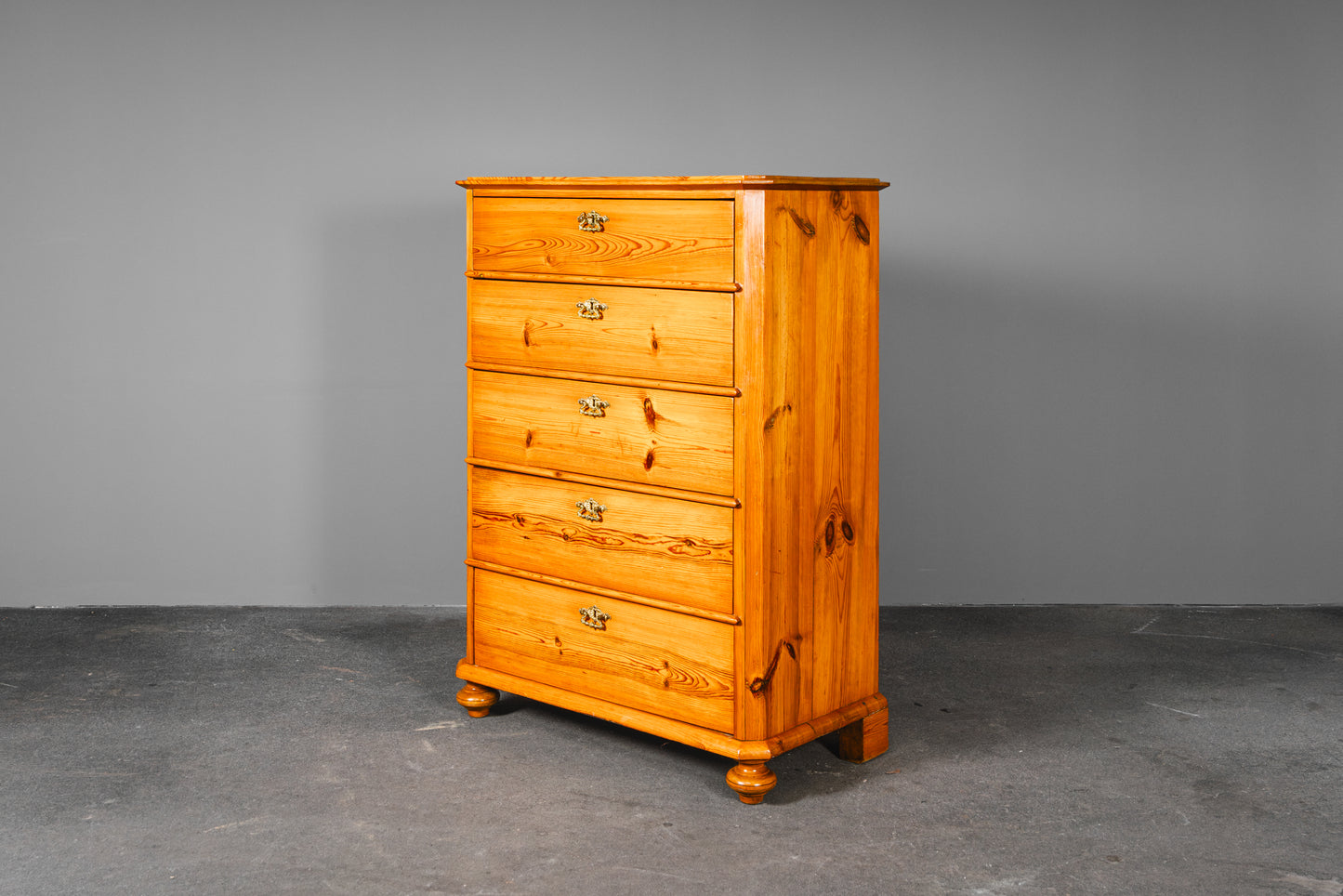 Praktische Kommode im Biedermeier Stil