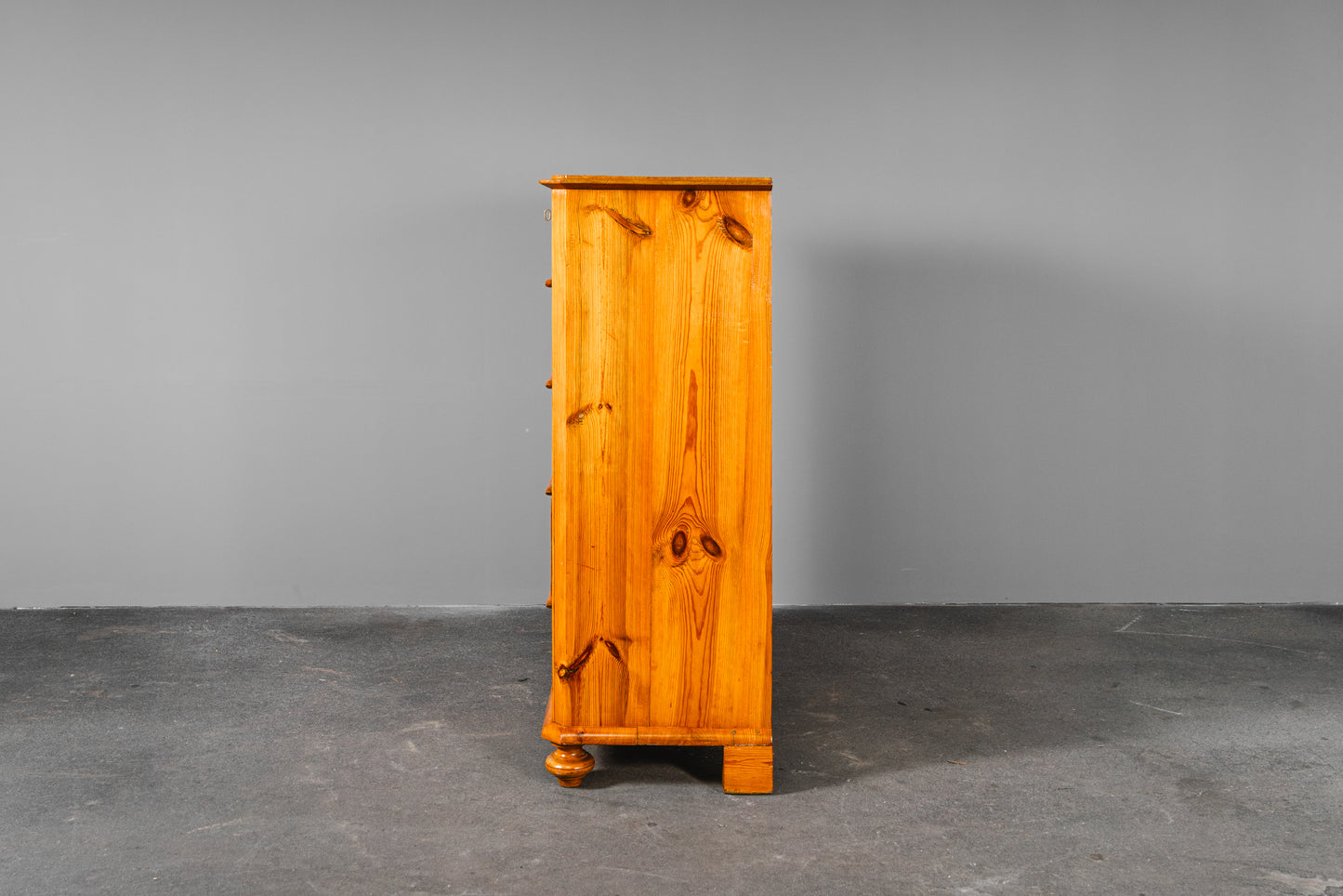 Praktische Kommode im Biedermeier Stil