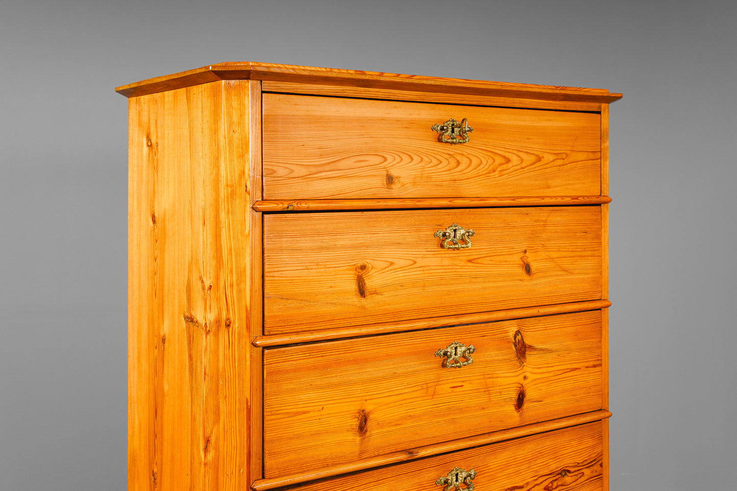 Praktische Kommode im Biedermeier Stil