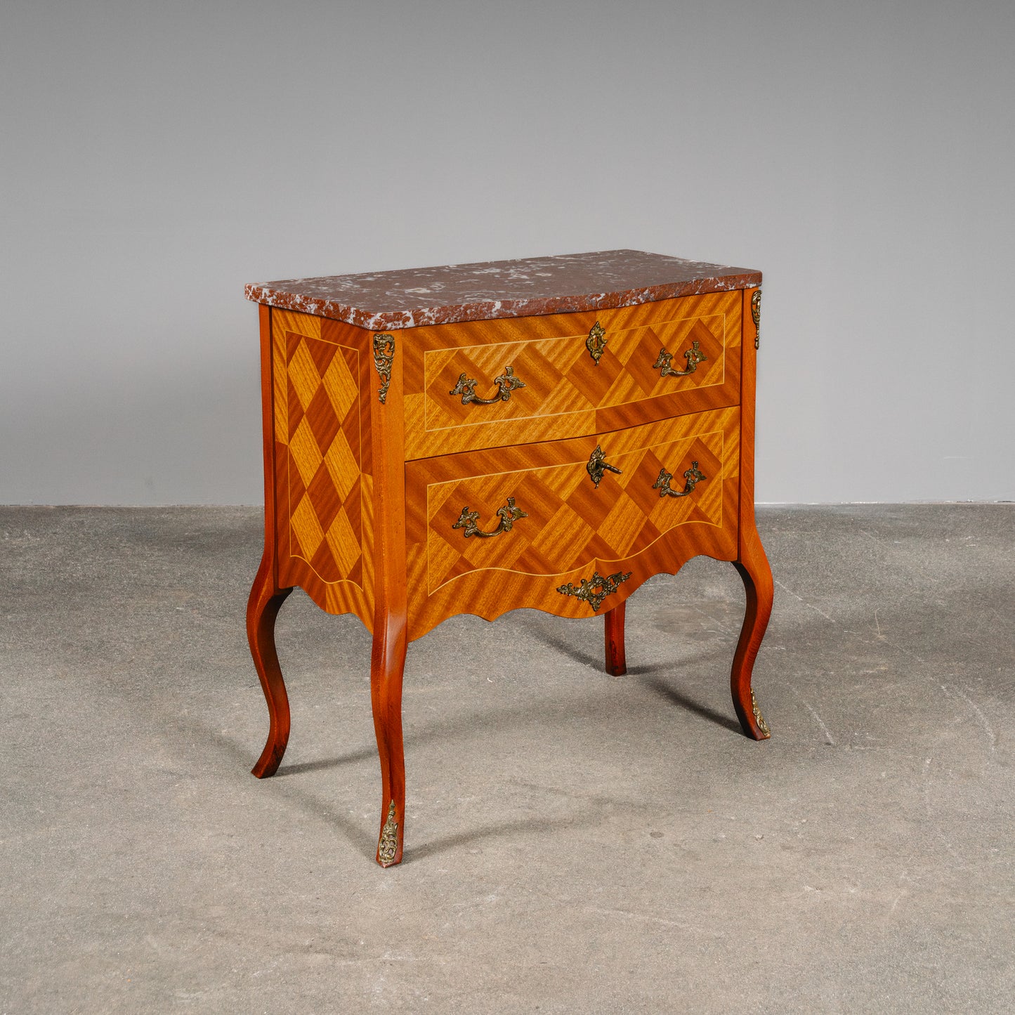 Schöne kleine Kommode im Antik-Stil