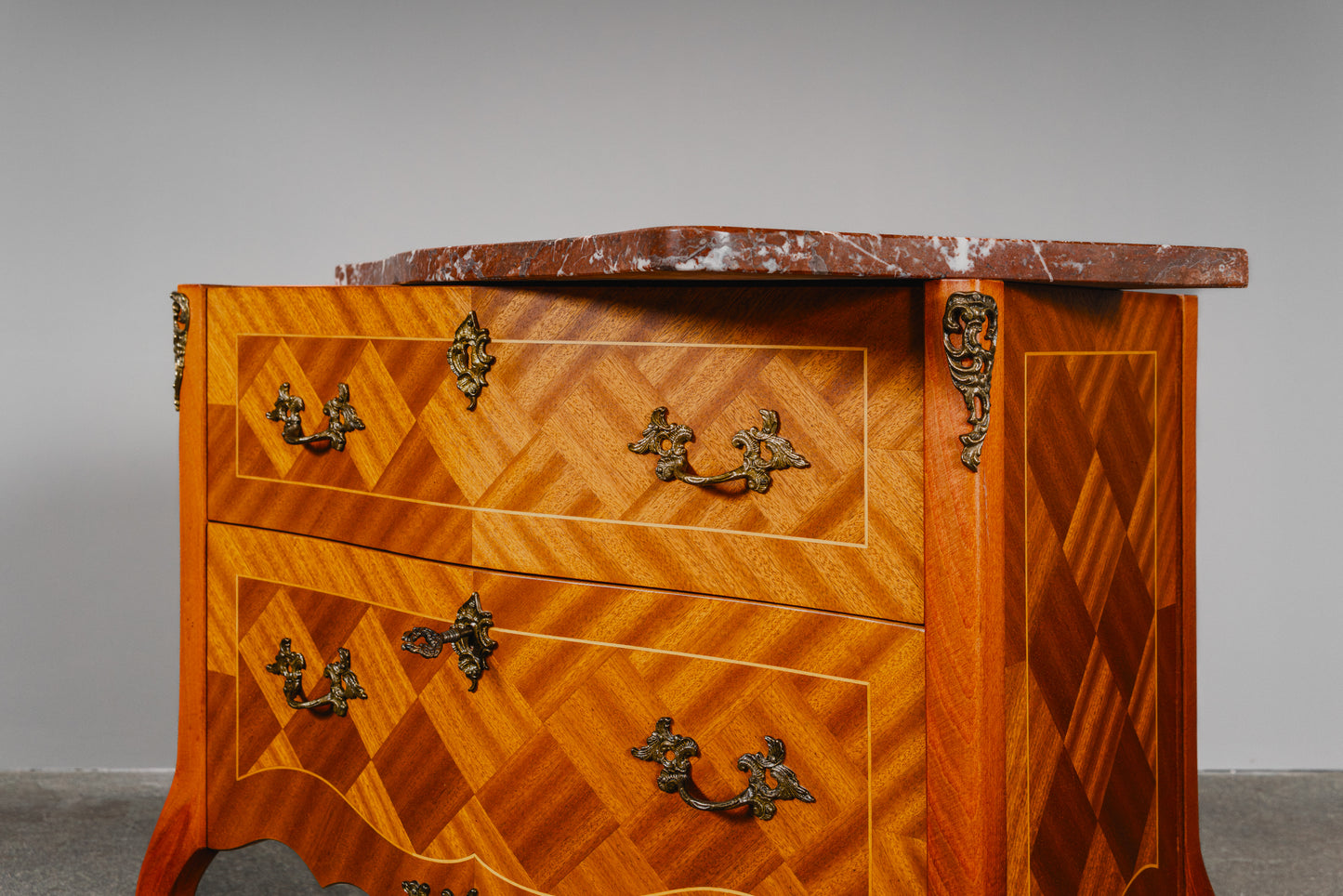 Schöne kleine Kommode im Antik-Stil