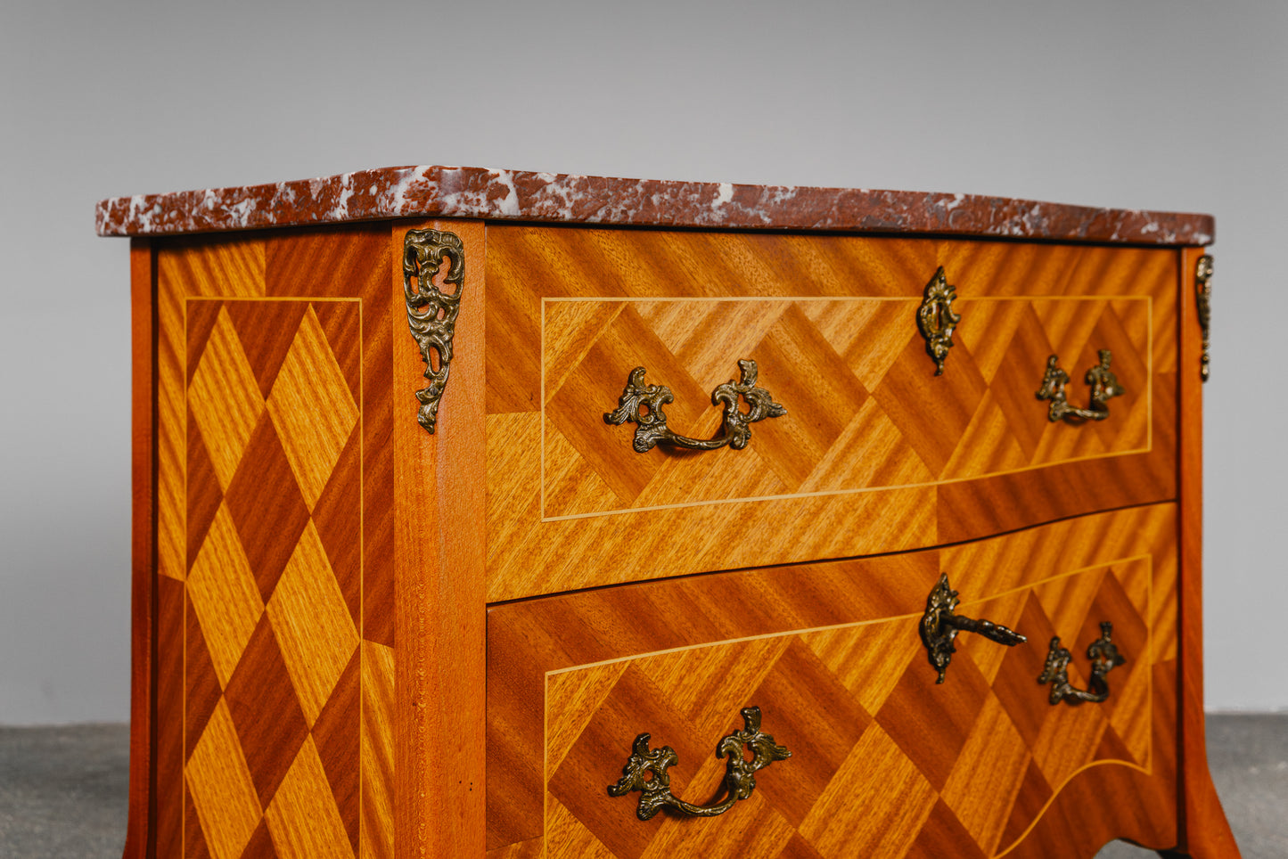 Schöne kleine Kommode im Antik-Stil