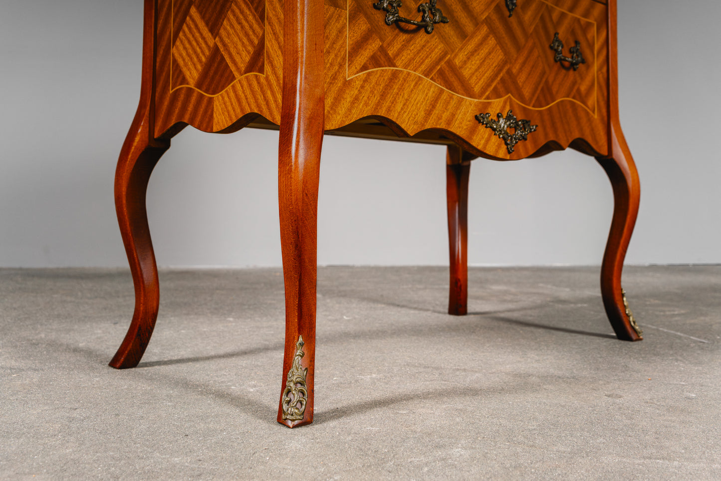 Schöne kleine Kommode im Antik-Stil