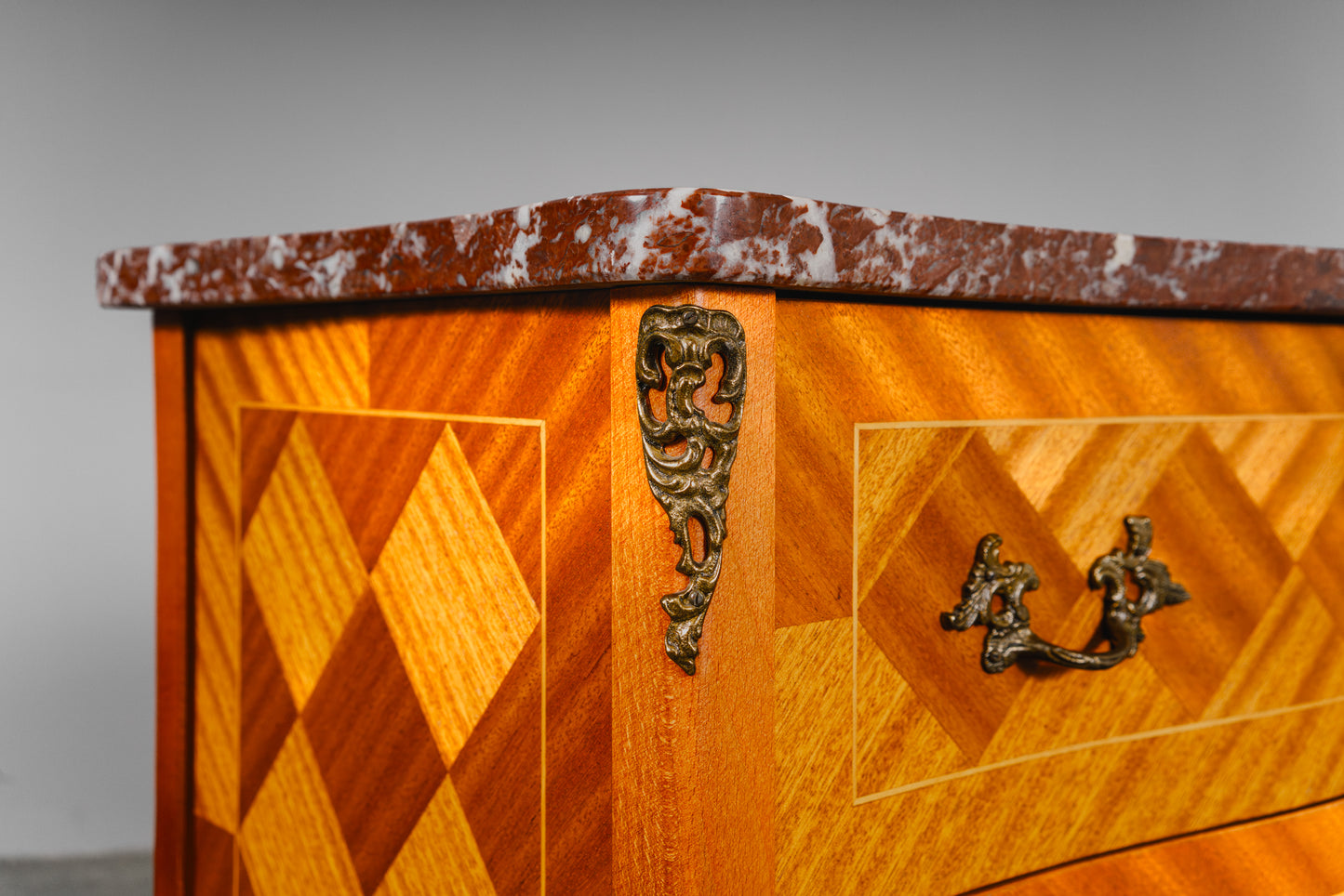 Schöne kleine Kommode im Antik-Stil