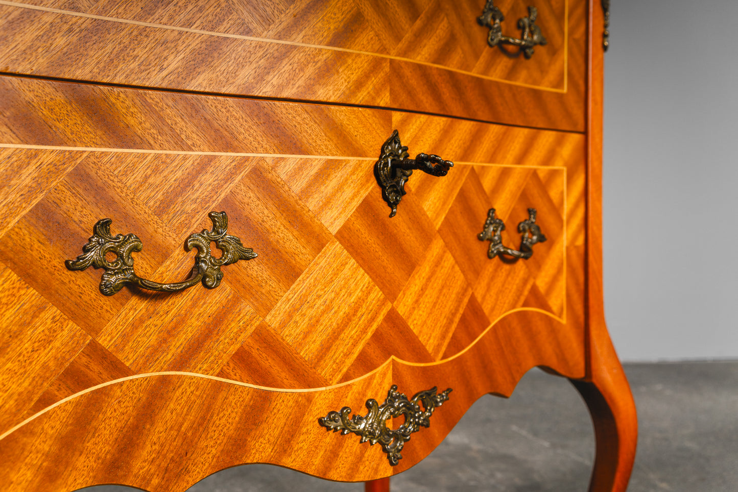 Schöne kleine Kommode im Antik-Stil