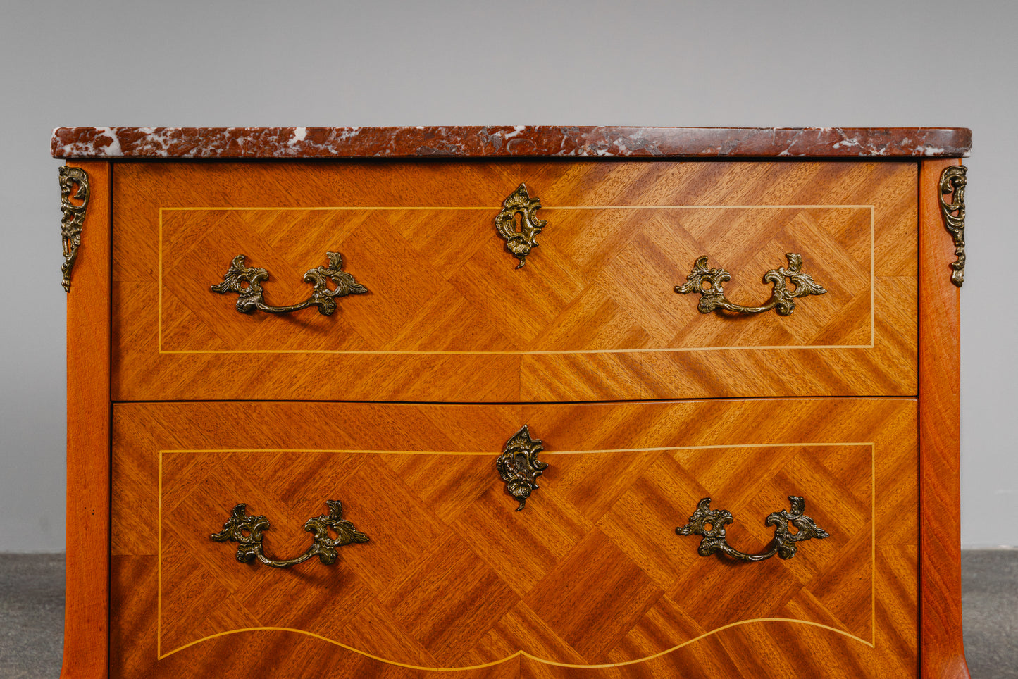 Schöne kleine Kommode im Antik-Stil