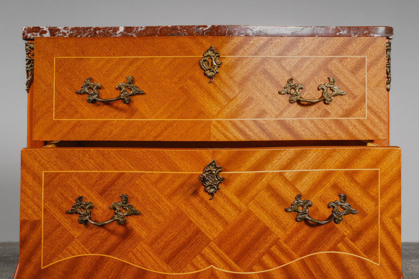 Schöne kleine Kommode im Antik-Stil