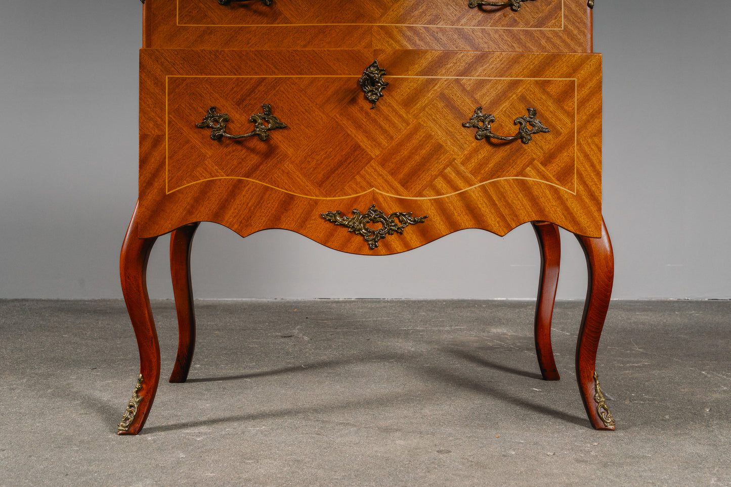 Schöne kleine Kommode im Antik-Stil