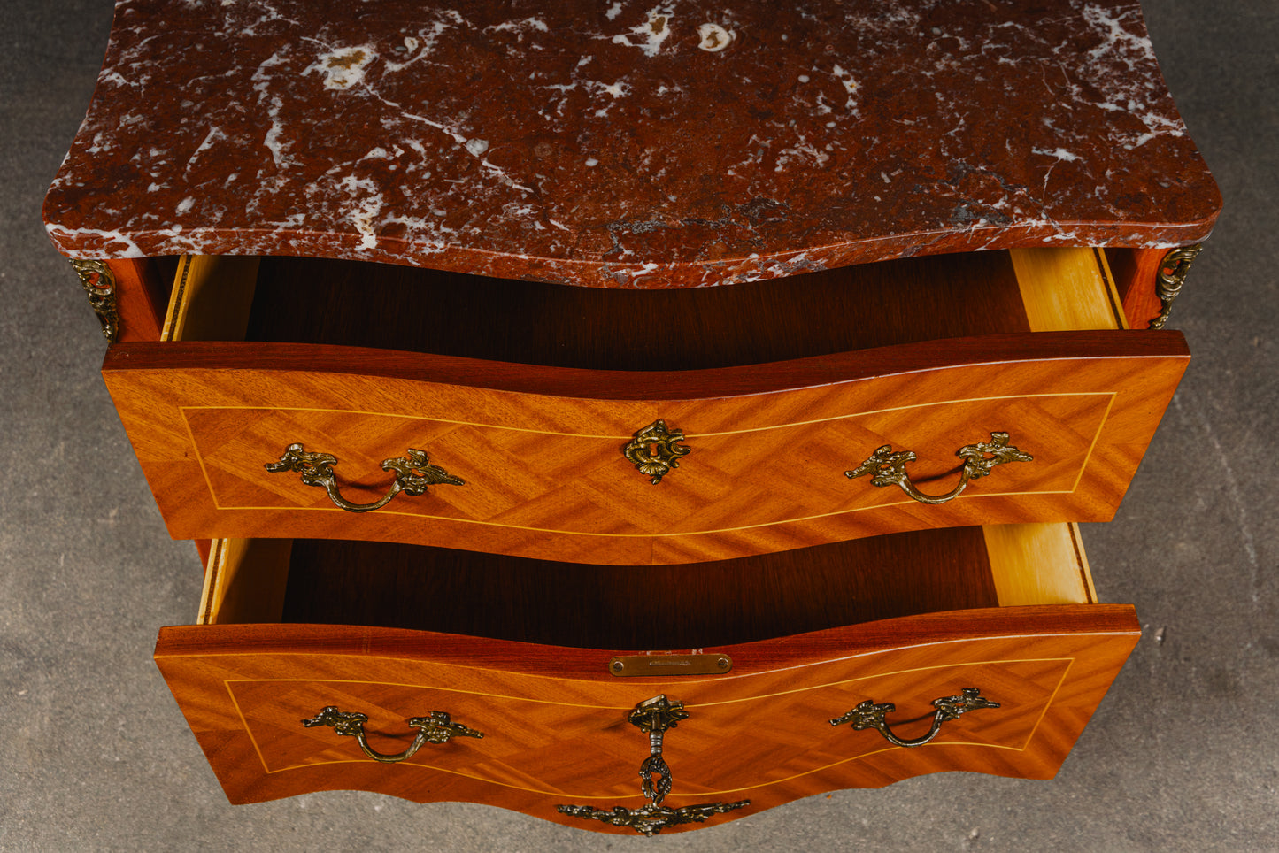 Schöne kleine Kommode im Antik-Stil