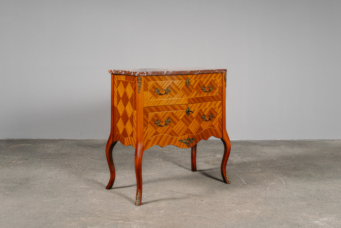 Schöne kleine Kommode im Antik-Stil