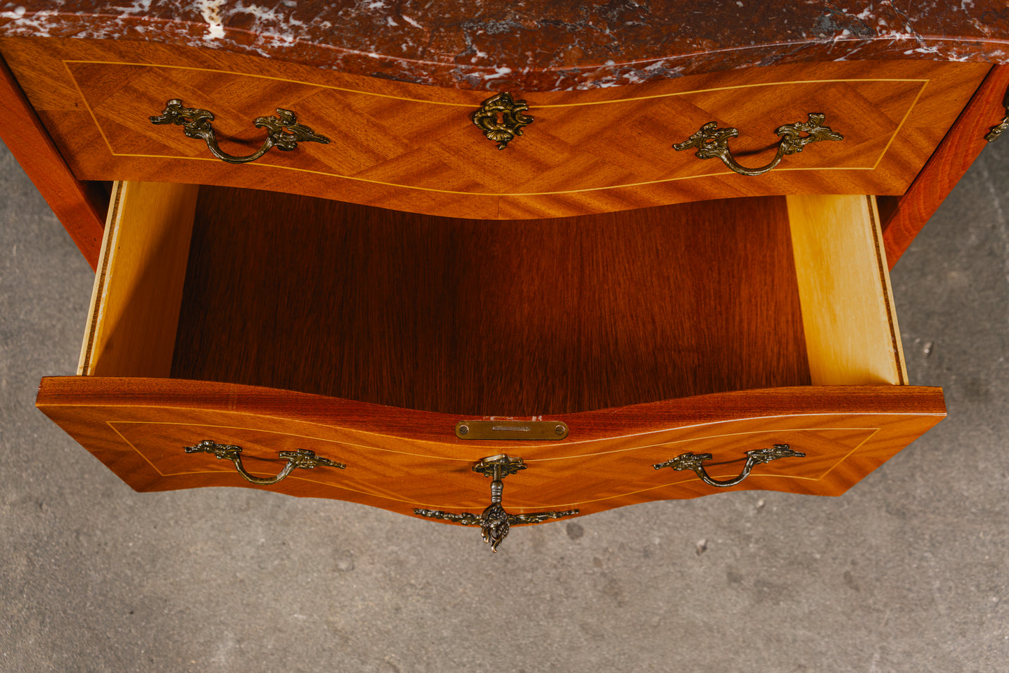 Schöne kleine Kommode im Antik-Stil