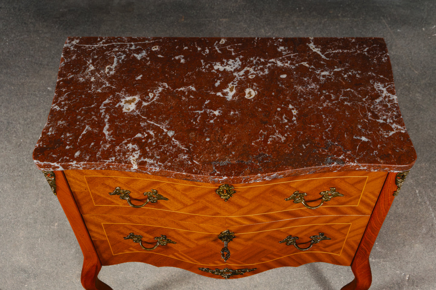 Schöne kleine Kommode im Antik-Stil