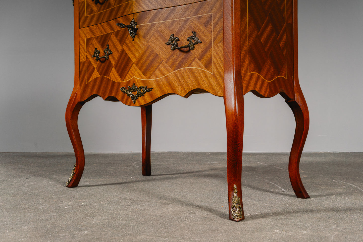 Schöne kleine Kommode im Antik-Stil