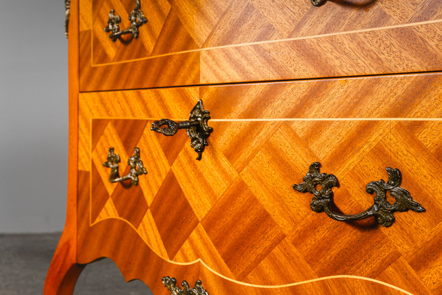 Schöne kleine Kommode im Antik-Stil