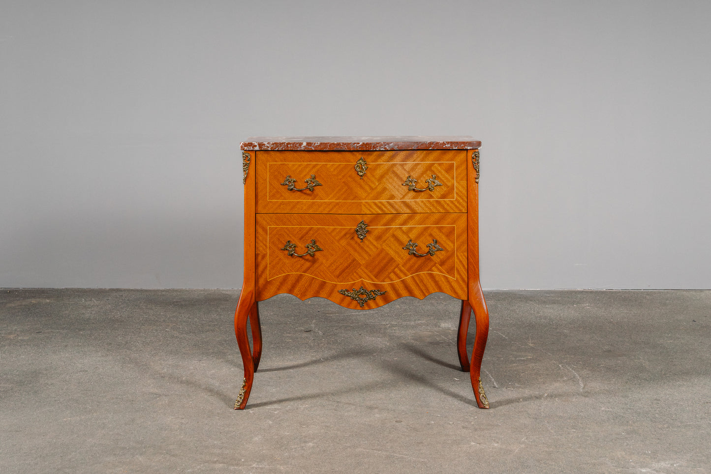 Schöne kleine Kommode im Antik-Stil