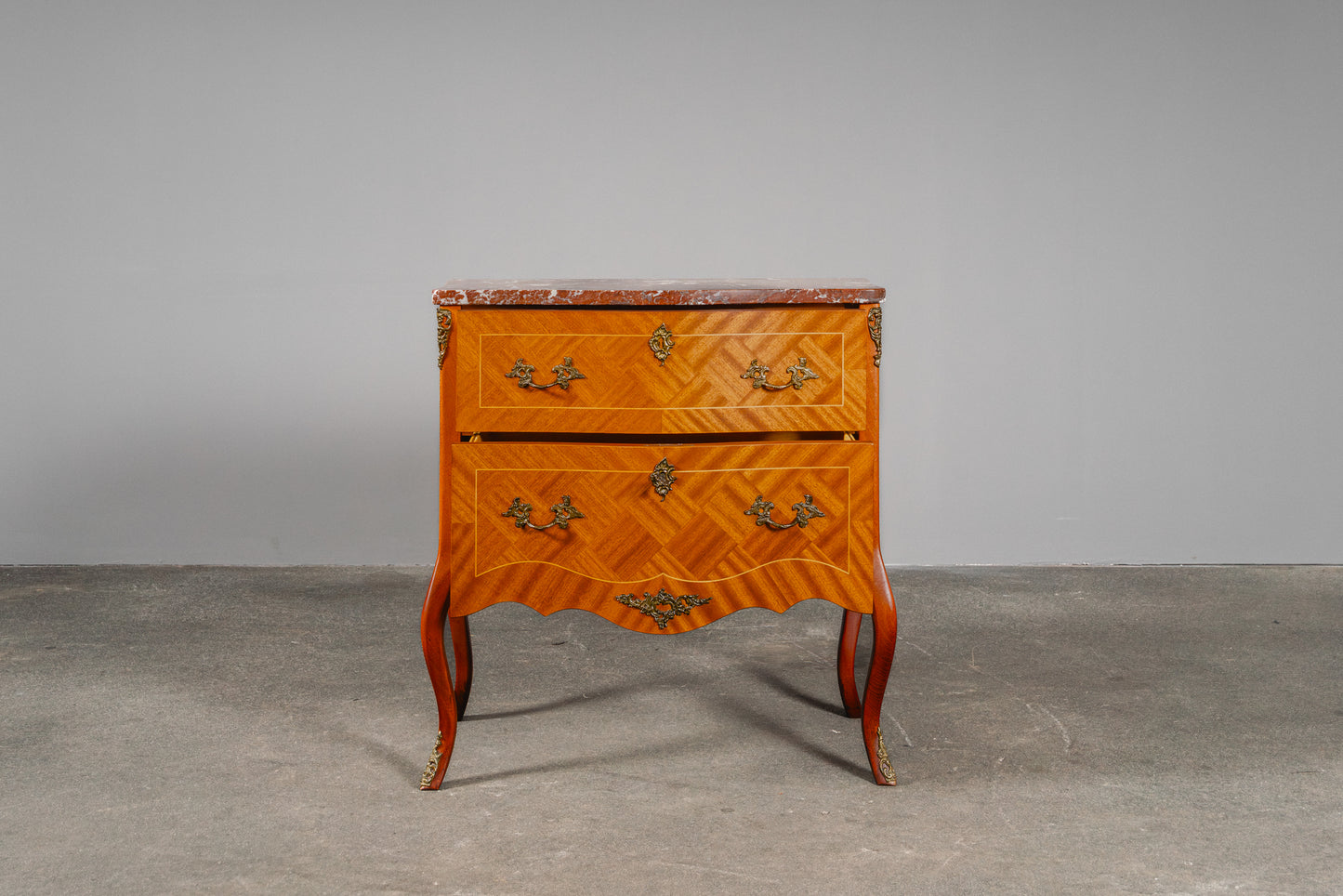 Schöne kleine Kommode im Antik-Stil