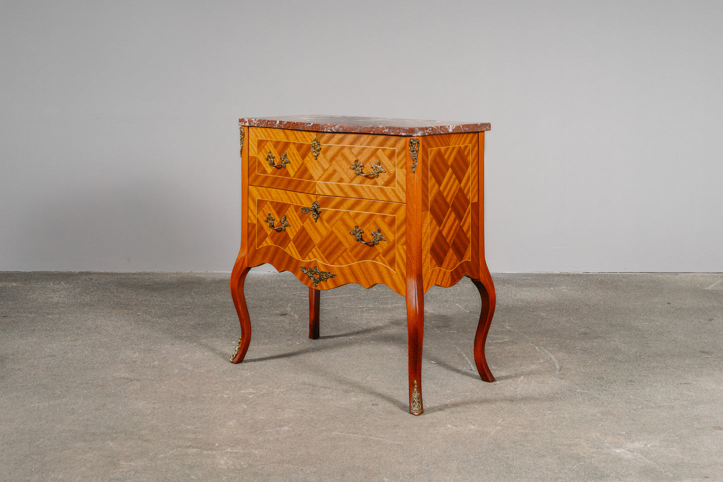 Schöne kleine Kommode im Antik-Stil