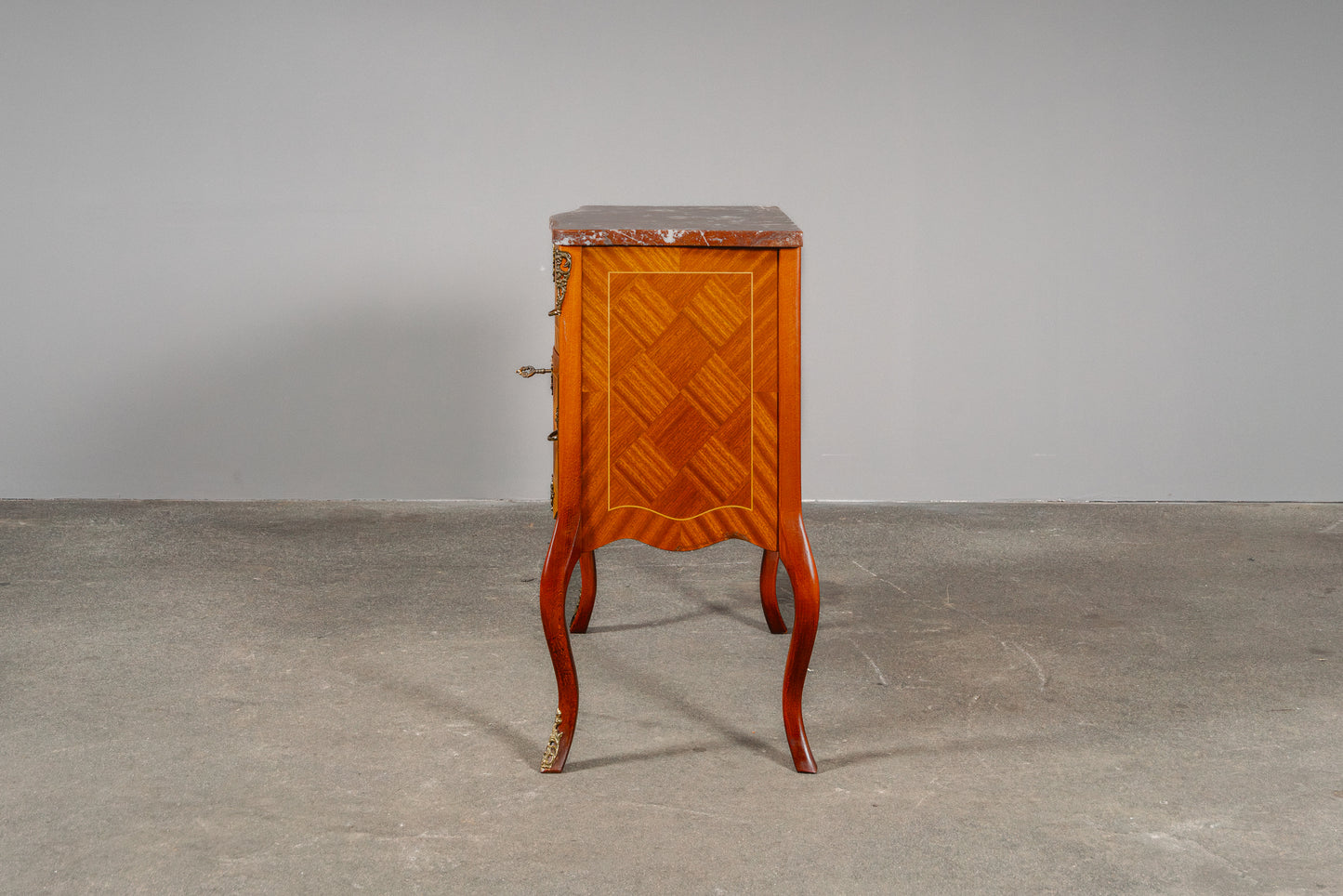 Schöne kleine Kommode im Antik-Stil