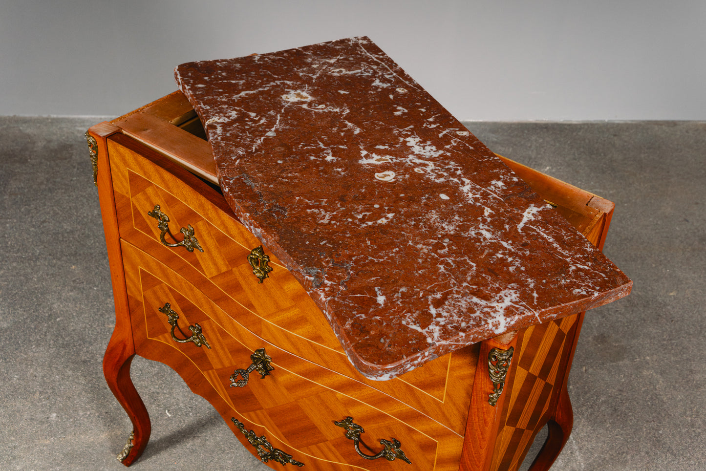 Schöne kleine Kommode im Antik-Stil