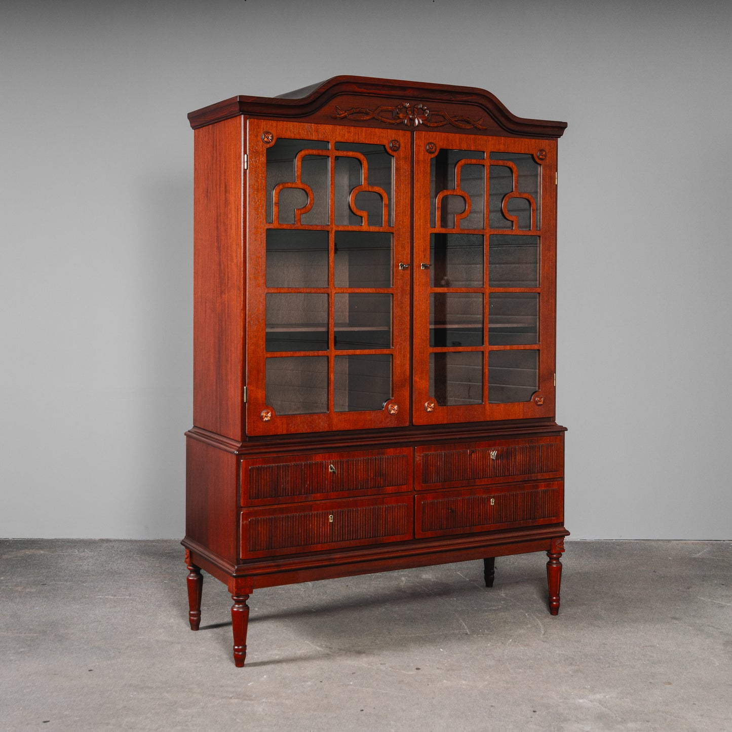 Eleganter Vitrinenschrank im Antik Stil