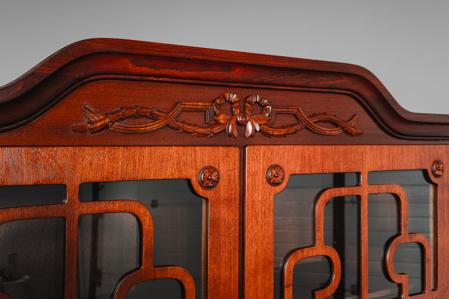 Eleganter Vitrinenschrank im Antik Stil