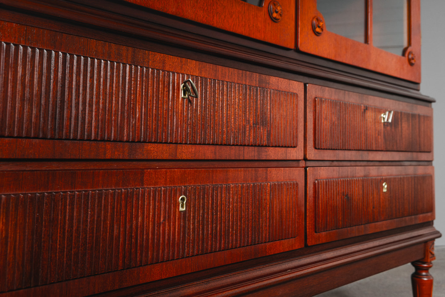 Eleganter Vitrinenschrank im Antik Stil