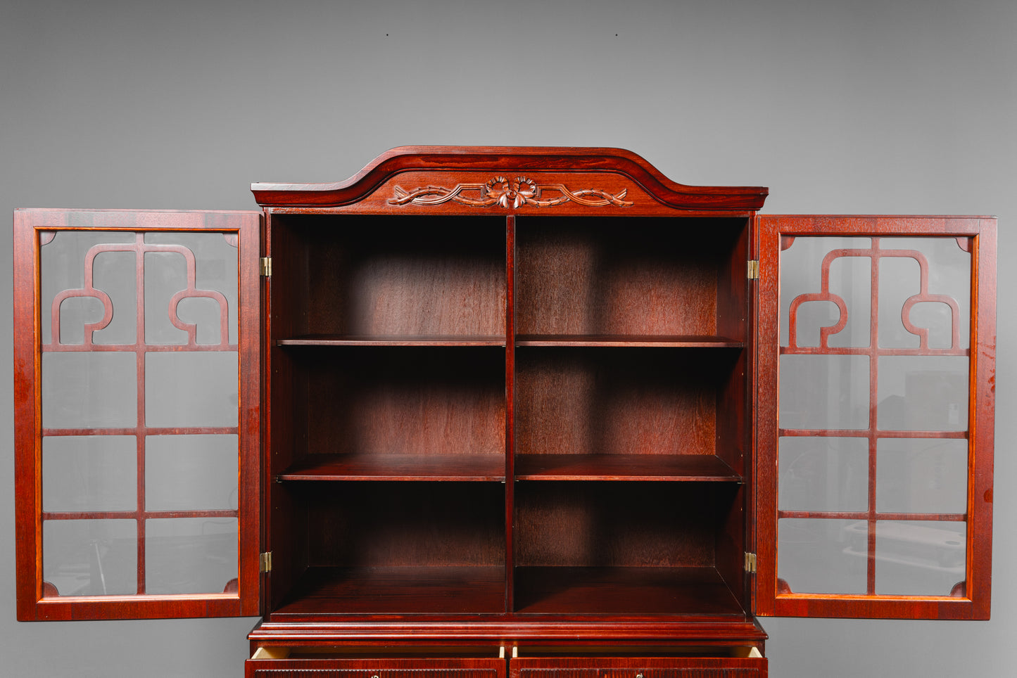 Eleganter Vitrinenschrank im Antik Stil