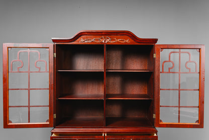 Eleganter Vitrinenschrank im Antik Stil