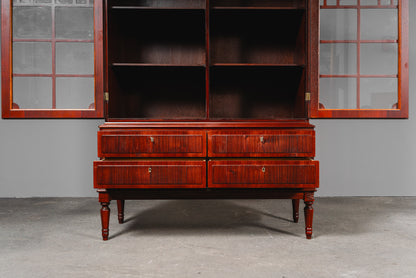 Eleganter Vitrinenschrank im Antik Stil