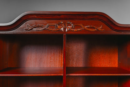 Eleganter Vitrinenschrank im Antik Stil