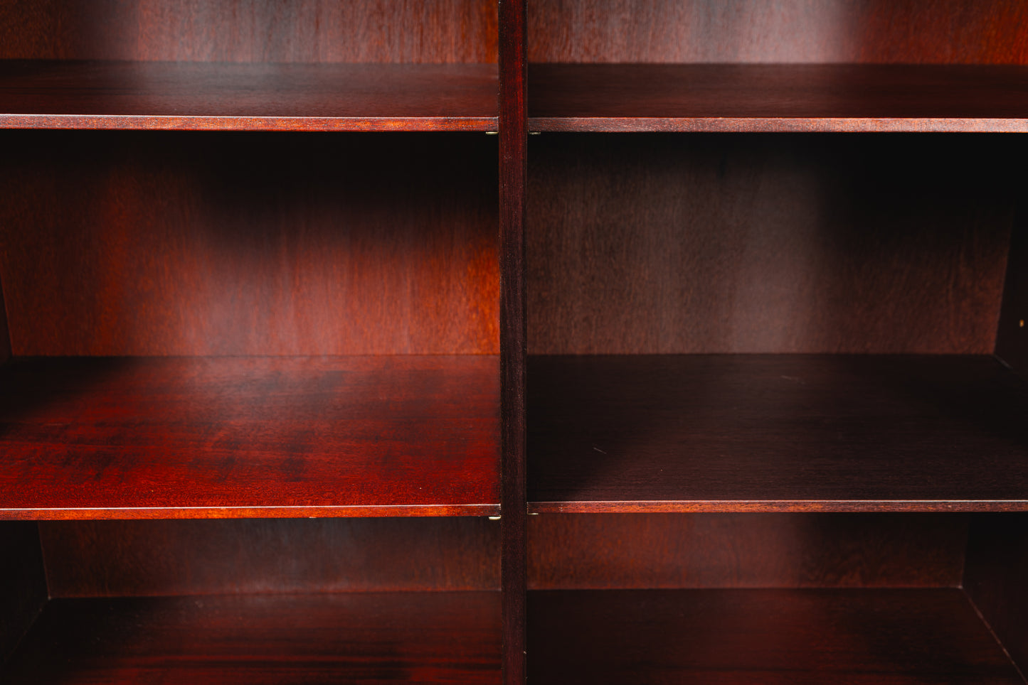 Eleganter Vitrinenschrank im Antik Stil